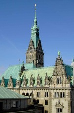 Blick aus dem Schulungsraum in Hamburg auf das Hamburger Rathaus
