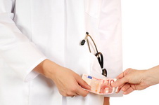 Heilpraktiker empf&auml;ngt Geld vom Patienten.